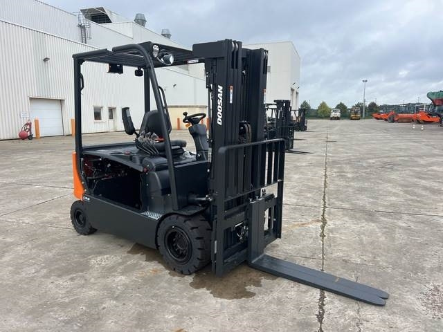 Doosan B30X-7 PLUS - رافعة شوكية كهربائية: صورة 4 Doosan B30X-7 PLUS - رافعة شوكية كهربائية: صورة 4