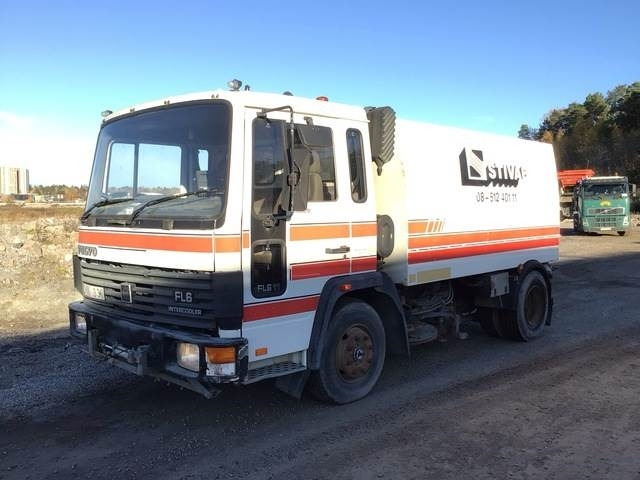 Volvo FL611 - سياره كنس شوارع: صورة 1 Volvo FL611 - سياره كنس شوارع: صورة 1