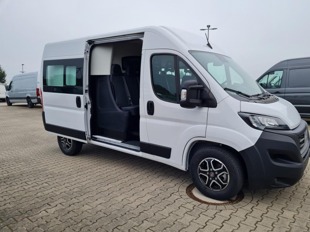 Fiat Ducato 35 Kasten Doka 7-Sitze 2x Schiebetür Maxi - فان, الشاحنات الصغيرة كابينة مزدوجة: صورة 3 Fiat Ducato 35 Kasten Doka 7-Sitze 2x Schiebetür Maxi - فان, الشاحنات الصغيرة كابينة مزدوجة: صورة 3