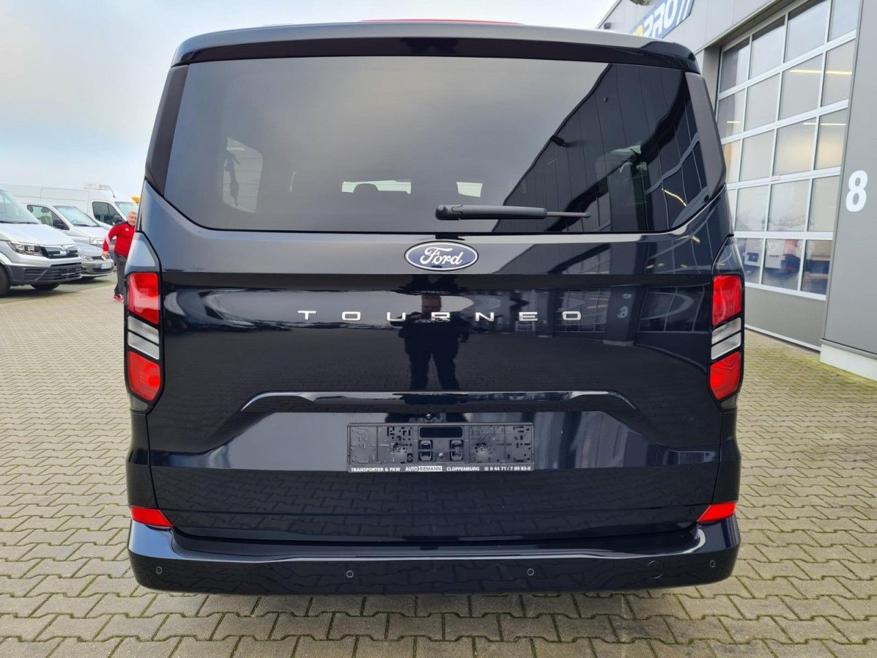 Ford Tourneo Custom 320 L2 Titanium 9 Sitze STANDHZ - ميكروباص: صورة 5 Ford Tourneo Custom 320 L2 Titanium 9 Sitze STANDHZ - ميكروباص: صورة 5
