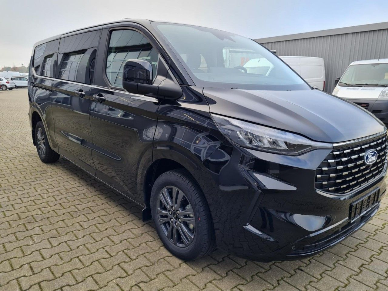 Ford Tourneo Custom 320 L2 Titanium 9 Sitze STANDHZ - ميكروباص: صورة 3 Ford Tourneo Custom 320 L2 Titanium 9 Sitze STANDHZ - ميكروباص: صورة 3