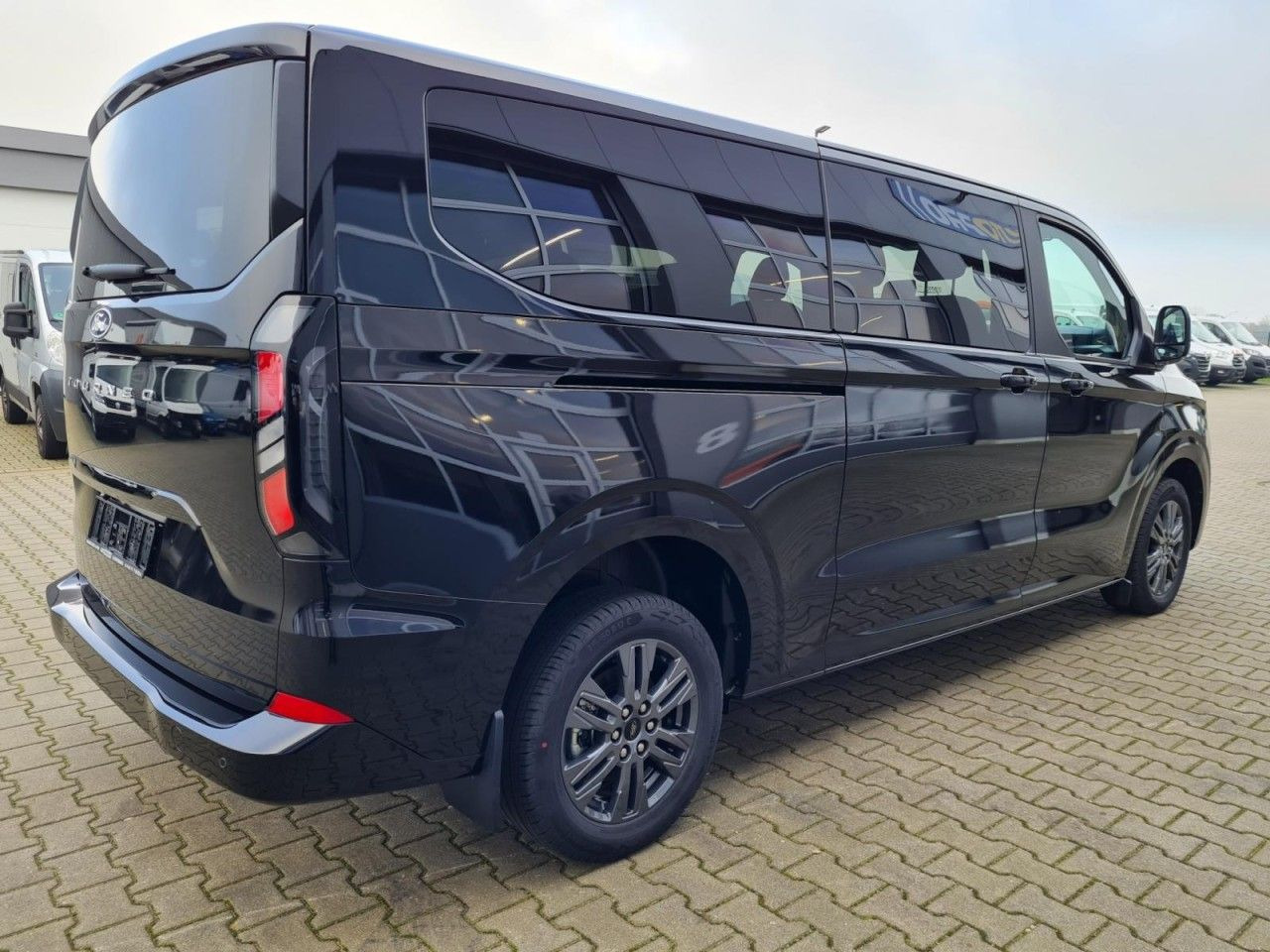 Ford Tourneo Custom 320 L2 Titanium 9 Sitze STANDHZ - ميكروباص: صورة 4 Ford Tourneo Custom 320 L2 Titanium 9 Sitze STANDHZ - ميكروباص: صورة 4