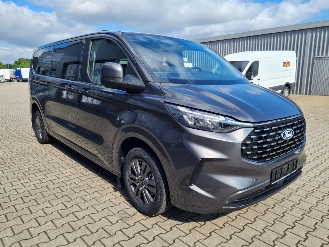 Ford Tourneo Custom 8 Sitze 320 L2 Titanium LED AUTOM - ميكروباص: صورة 3 Ford Tourneo Custom 8 Sitze 320 L2 Titanium LED AUTOM - ميكروباص: صورة 3