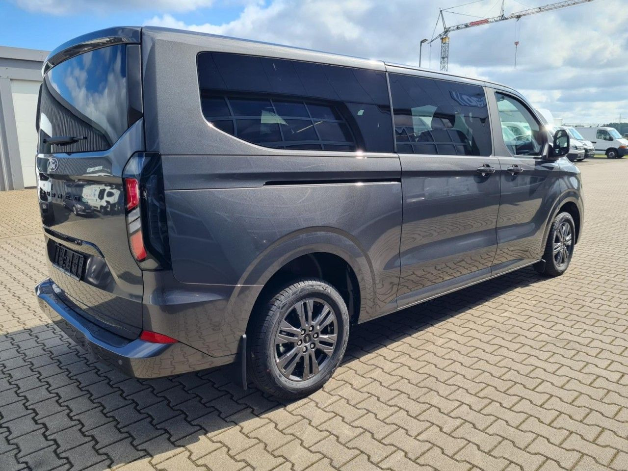 Ford Tourneo Custom 8 Sitze 320 L2 Titanium LED AUTOM - ميكروباص: صورة 5 Ford Tourneo Custom 8 Sitze 320 L2 Titanium LED AUTOM - ميكروباص: صورة 5