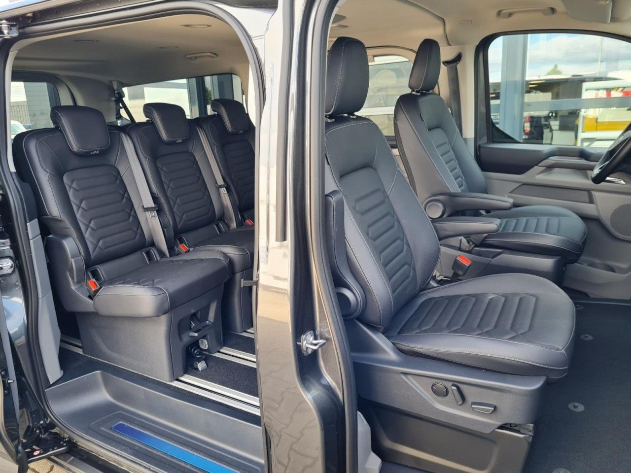 Ford Tourneo Custom 8 Sitze 320 L2 Titanium LED AUTOM - ميكروباص: صورة 4 Ford Tourneo Custom 8 Sitze 320 L2 Titanium LED AUTOM - ميكروباص: صورة 4