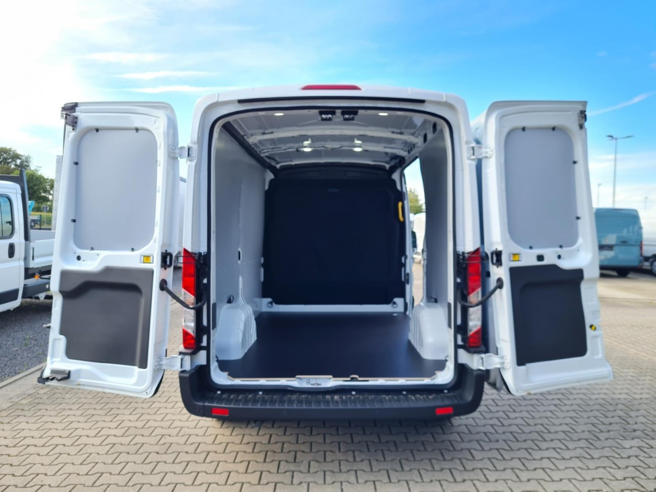 Ford Transit Kasten TDCi L2H2 Trend Klima Holzverkleid. - فان المدمجة: صورة 5 Ford Transit Kasten TDCi L2H2 Trend Klima Holzverkleid. - فان المدمجة: صورة 5