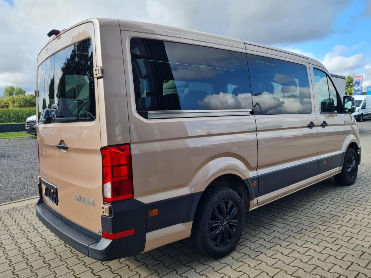 Man TGE 3.180 TDi Kombi 9 Sitze ALU KAMERA LED LEDER Sonderumbau - حافلة صغيرة, ميكروباص: صورة 5 Man TGE 3.180 TDi Kombi 9 Sitze ALU KAMERA LED LEDER Sonderumbau - حافلة صغيرة, ميكروباص: صورة 5