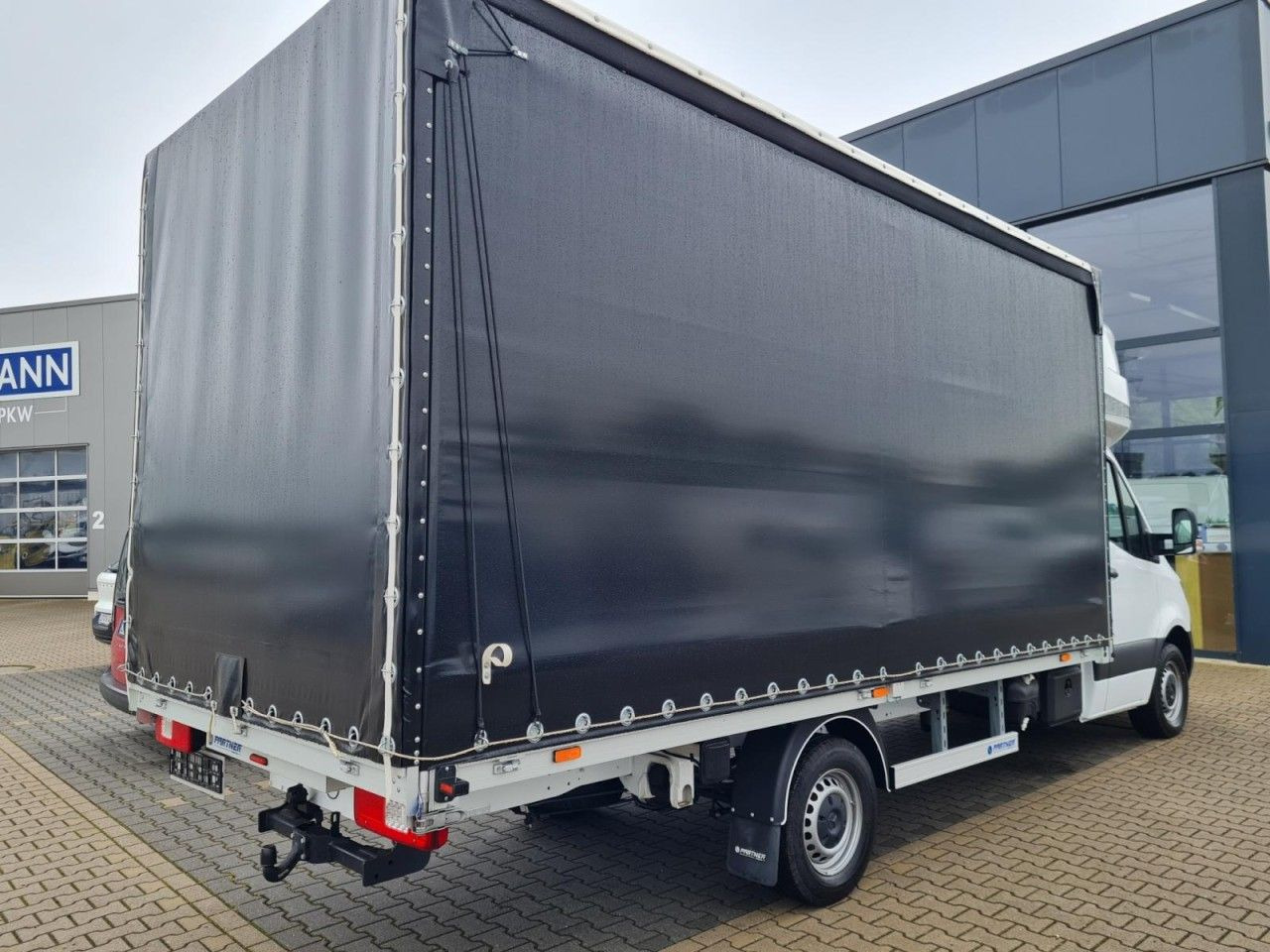 Mercedes-Benz Sprinter 317 AG Pritsche Schiebe Plane Schlafkab - شاحنة ستارة جانبية: صورة 4 Mercedes-Benz Sprinter 317 AG Pritsche Schiebe Plane Schlafkab - شاحنة ستارة جانبية: صورة 4