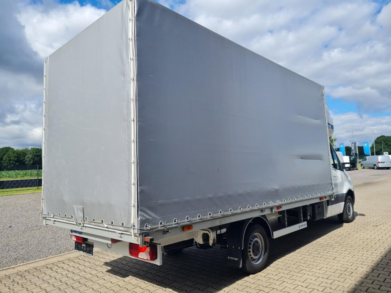 Mercedes-Benz Sprinter 317 CDI Pritsche Plane Schlafkab. RWD - شاحنة ستارة جانبية: صورة 4 Mercedes-Benz Sprinter 317 CDI Pritsche Plane Schlafkab. RWD - شاحنة ستارة جانبية: صورة 4