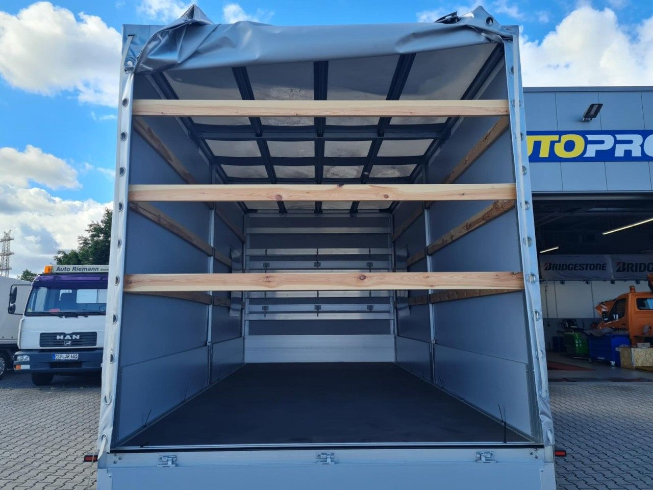 Mercedes-Benz Sprinter 317 CDI Pritsche Plane Schlafkab. RWD - شاحنة ستارة جانبية: صورة 5 Mercedes-Benz Sprinter 317 CDI Pritsche Plane Schlafkab. RWD - شاحنة ستارة جانبية: صورة 5