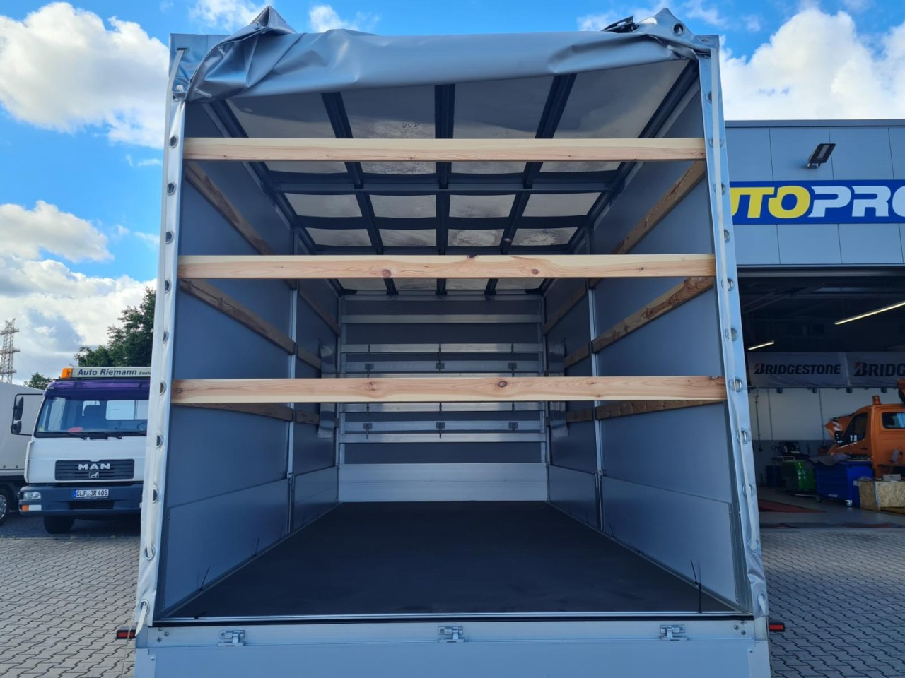 Mercedes-Benz Sprinter 317 Pritsche Plane Schlafkab RWD 10 Pal - شاحنة ستارة جانبية: صورة 5 Mercedes-Benz Sprinter 317 Pritsche Plane Schlafkab RWD 10 Pal - شاحنة ستارة جانبية: صورة 5