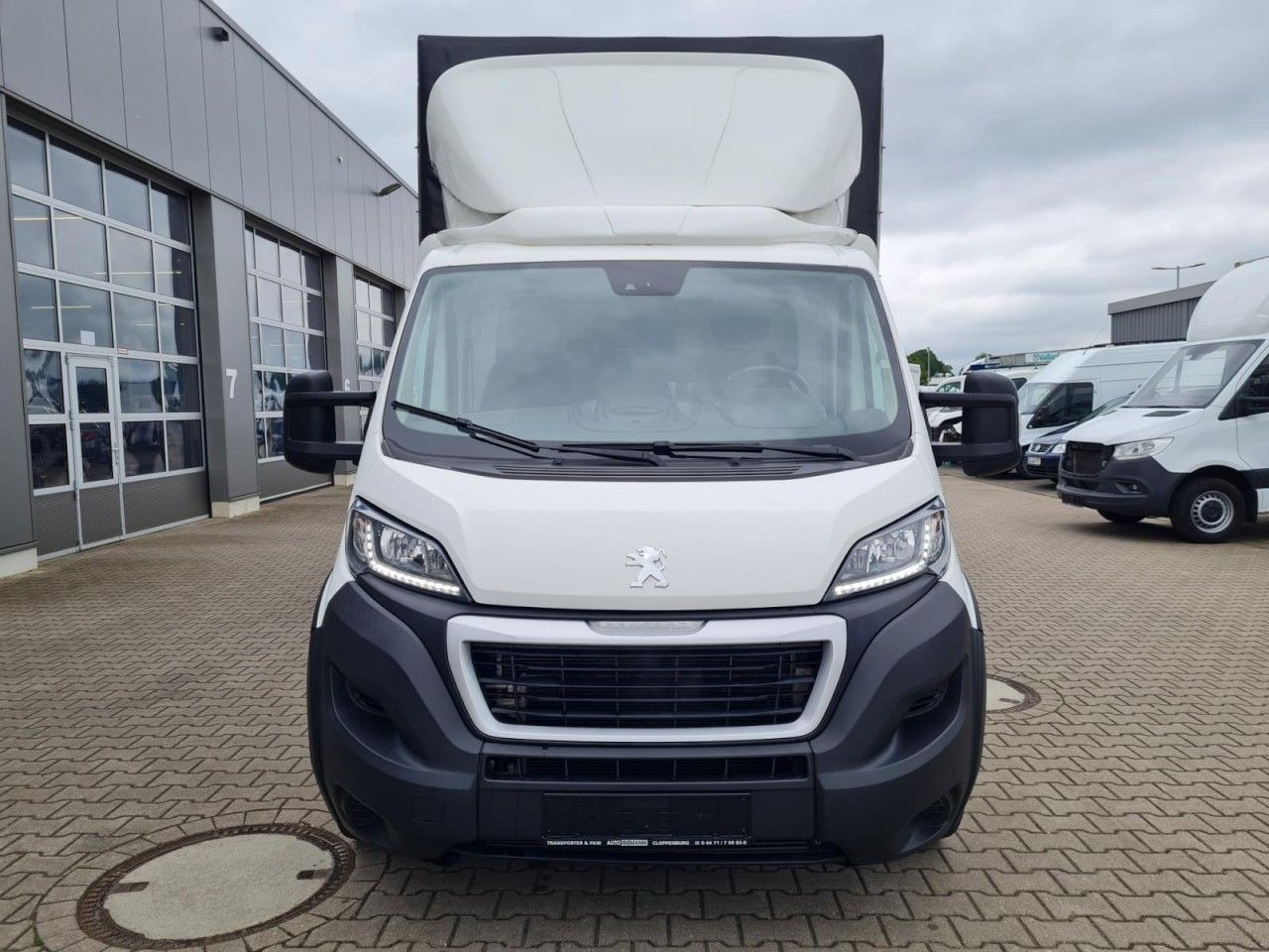 Peugeot Boxer 3,5t Pritsche Plane 2.2 HDi L4 435 - شاحنة ستارة جانبية: صورة 2 Peugeot Boxer 3,5t Pritsche Plane 2.2 HDi L4 435 - شاحنة ستارة جانبية: صورة 2