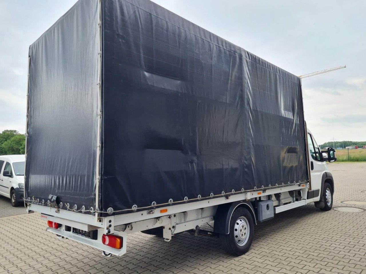 Peugeot Boxer 3,5t Pritsche Plane 2.2 HDi L4 435 - شاحنة ستارة جانبية: صورة 5 Peugeot Boxer 3,5t Pritsche Plane 2.2 HDi L4 435 - شاحنة ستارة جانبية: صورة 5