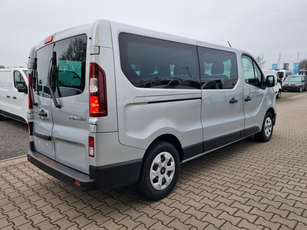 Renault Trafic Kombi 9-Sitze L2 Grand Equilibre KLIMA TEMPOMAT - الشاحنات الصغيرة كابينة مزدوجة: صورة 4 Renault Trafic Kombi 9-Sitze L2 Grand Equilibre KLIMA TEMPOMAT - الشاحنات الصغيرة كابينة مزدوجة: صورة 4