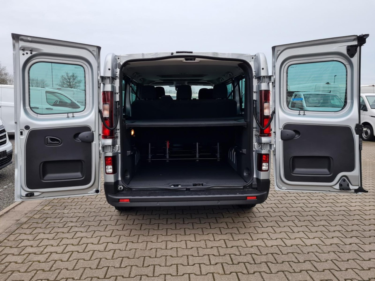 Renault Trafic Kombi 9-Sitze L2 Grand Equilibre KLIMA TEMPOMAT - الشاحنات الصغيرة كابينة مزدوجة: صورة 5 Renault Trafic Kombi 9-Sitze L2 Grand Equilibre KLIMA TEMPOMAT - الشاحنات الصغيرة كابينة مزدوجة: صورة 5