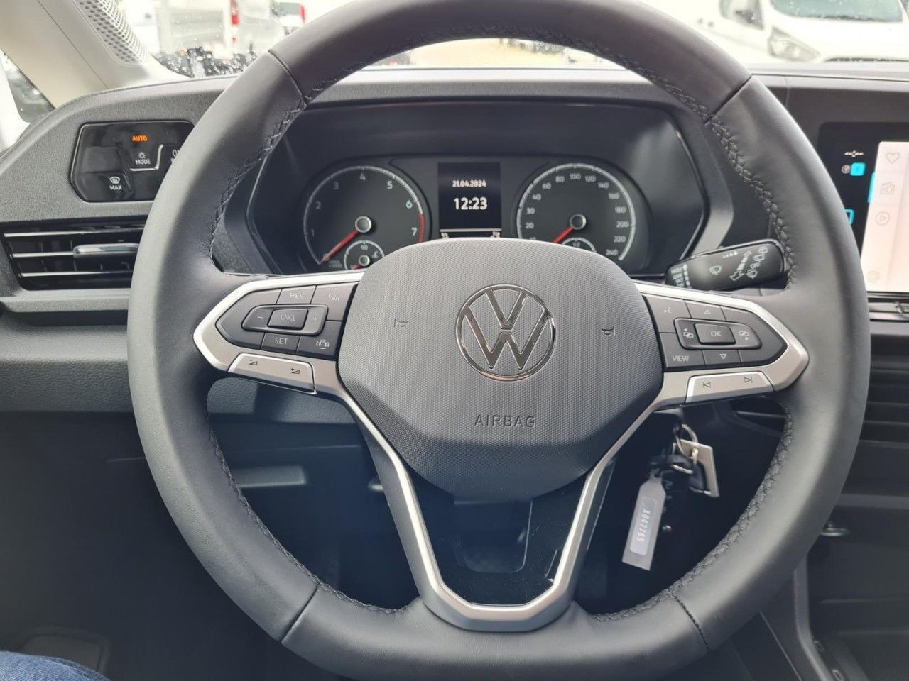 سيارة Volkswagen Caddy Maxi Kombi 7-Sitze 1.5 TSI DSG NAVI/APP TE: صورة 8