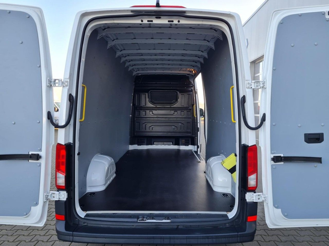 Volkswagen Crafter 35 Kasten lang L4H2 KAMERA NAVI_APP HOLZ - فان: صورة 5 Volkswagen Crafter 35 Kasten lang L4H2 KAMERA NAVI_APP HOLZ - فان: صورة 5