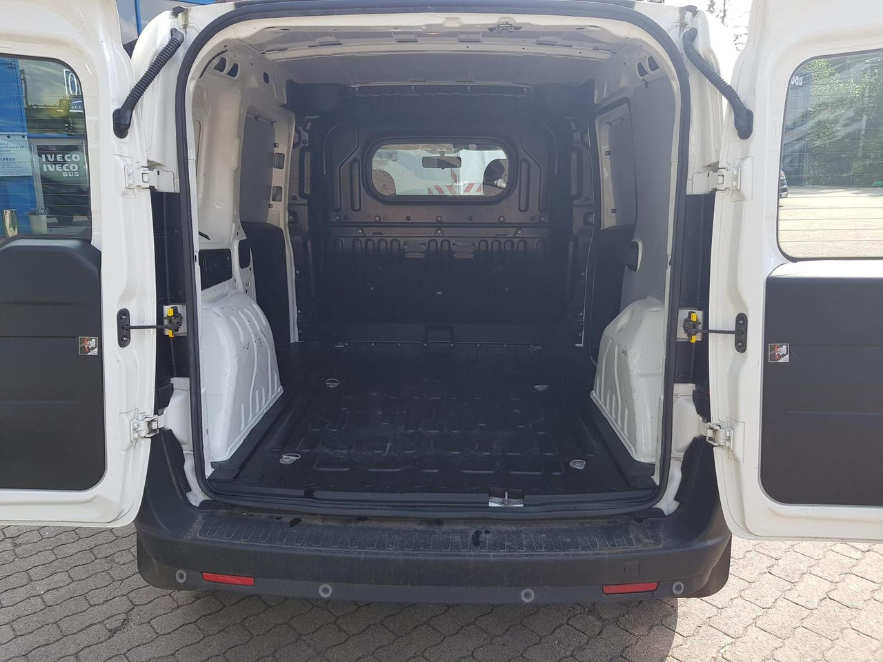 Fiat Doblo Kastenwagen SX 1.3 Klima, Radio mit Nav... - ميكروباص: صورة 5 Fiat Doblo Kastenwagen SX 1.3 Klima, Radio mit Nav... - ميكروباص: صورة 5