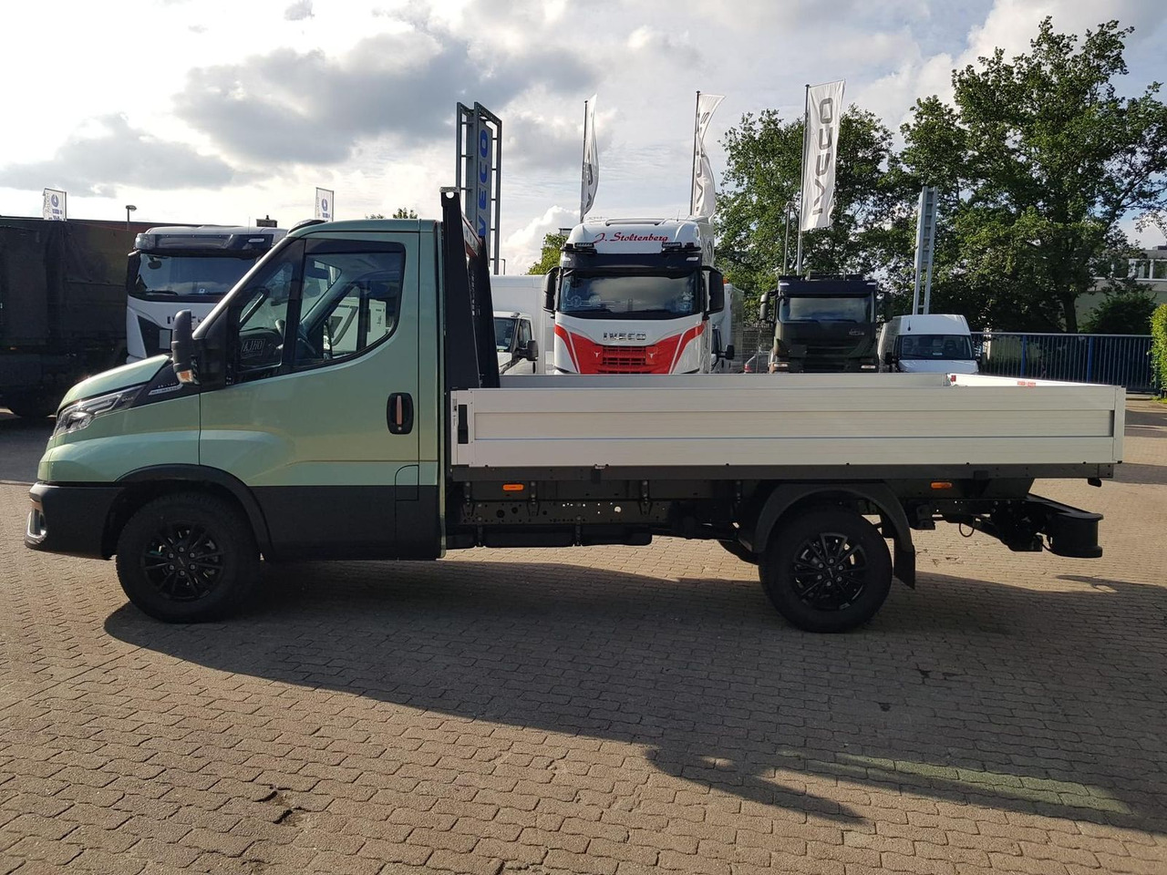 Iveco Daily 35S14HA8 Pritsche AHK 100 kW (136 PS),... - شاحنة مفتوحة: صورة 2 Iveco Daily 35S14HA8 Pritsche AHK 100 kW (136 PS),... - شاحنة مفتوحة: صورة 2