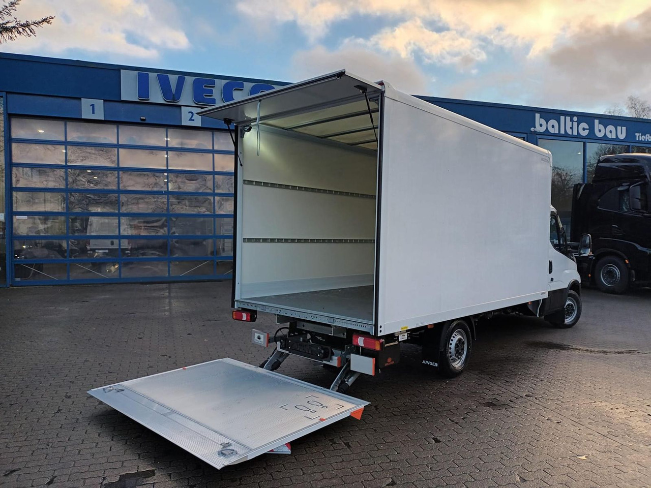 Iveco Daily 35S16HA8 Koffer LBW - ab 0% Finanzieren - شاحنة مغلقة الصندوق: صورة 4 Iveco Daily 35S16HA8 Koffer LBW - ab 0% Finanzieren - شاحنة مغلقة الصندوق: صورة 4