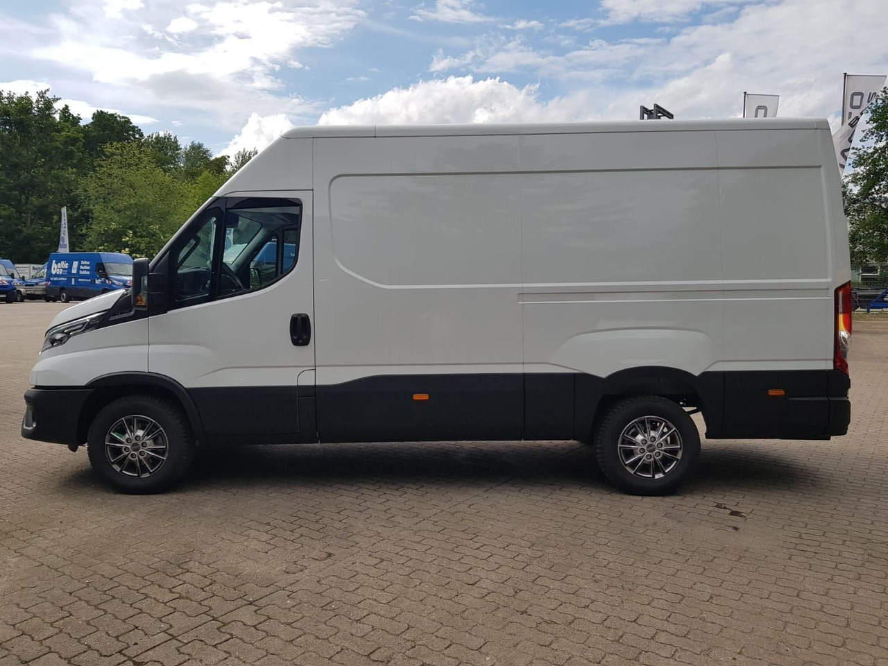 Iveco Daily 35S18HA8 V 3520L mit AHK, Rückfahrkamer... - فان: صورة 2 Iveco Daily 35S18HA8 V 3520L mit AHK, Rückfahrkamer... - فان: صورة 2