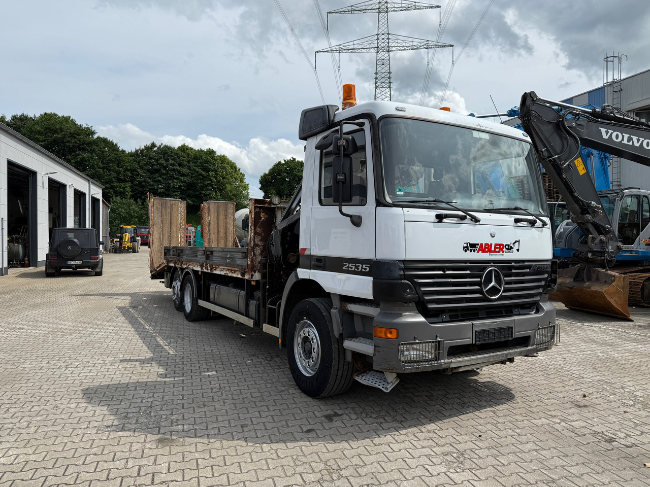 Mercedes-Benz 2535 Actros MP1 Baumaschinentransporter mit Kran und Rampen - شاحنة نقل سيارات شاحنة, شاحنة كرين: صورة 3 Mercedes-Benz 2535 Actros MP1 Baumaschinentransporter mit Kran und Rampen - شاحنة نقل سيارات شاحنة, شاحنة كرين: صورة 3