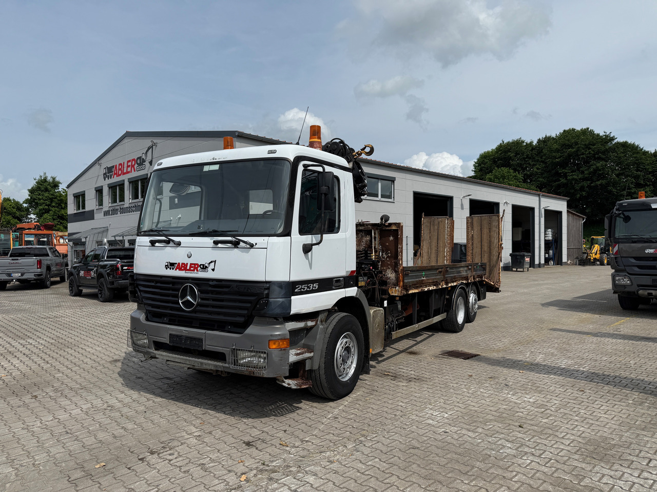 Mercedes-Benz 2535 Actros MP1 Baumaschinentransporter mit Kran und Rampen - شاحنة نقل سيارات شاحنة, شاحنة كرين: صورة 2 Mercedes-Benz 2535 Actros MP1 Baumaschinentransporter mit Kran und Rampen - شاحنة نقل سيارات شاحنة, شاحنة كرين: صورة 2