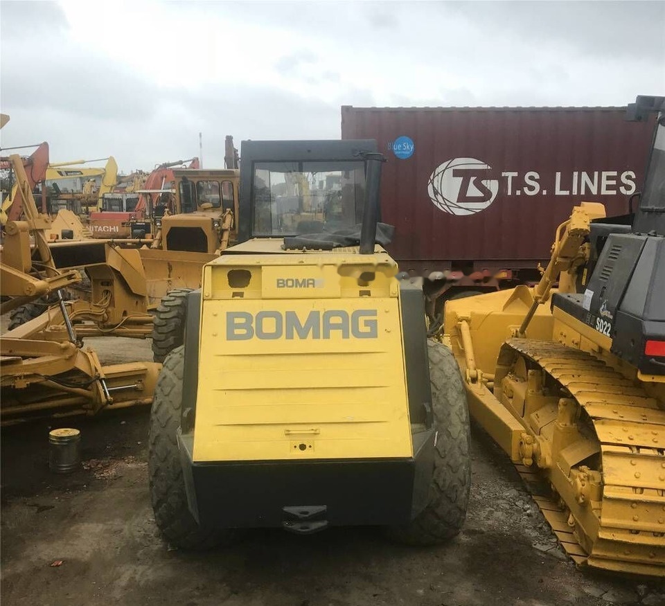 BOMAG BW 217 D-2 - مدحلة ضاغطة: صورة 2 BOMAG BW 217 D-2 - مدحلة ضاغطة: صورة 2