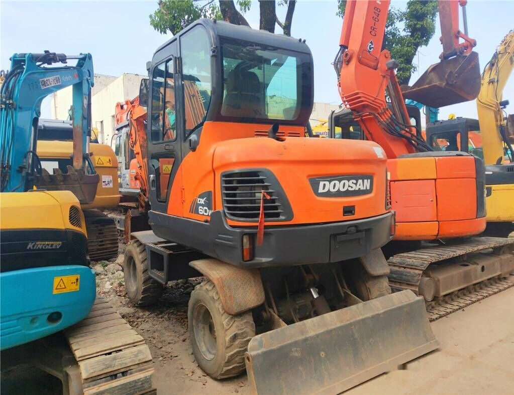 Doosan DX60 W - حفارة دولاب: صورة 1 Doosan DX60 W - حفارة دولاب: صورة 1