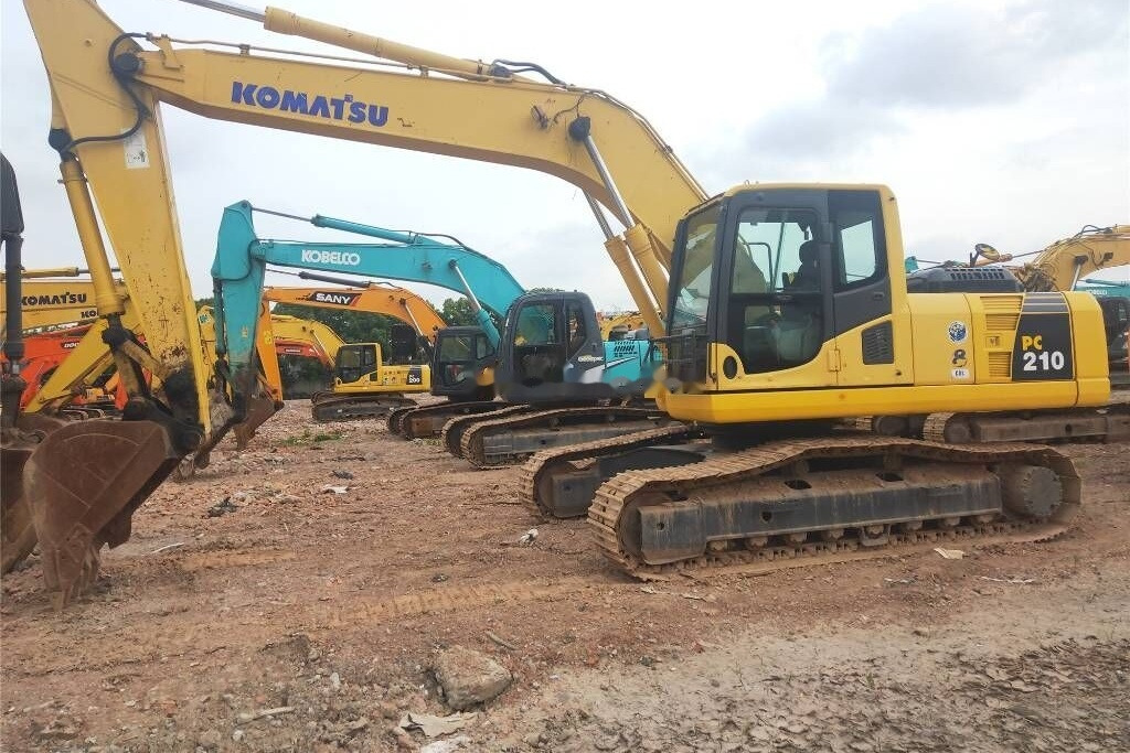 Komatsu PC210-8 - حفار زحاف: صورة 1 Komatsu PC210-8 - حفار زحاف: صورة 1