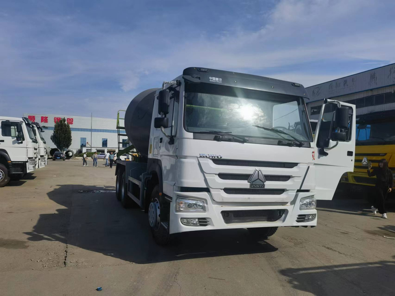 Sinotruk HOWO 6*4 Concrete mixer truck - شاحنة خلاطة خرسانة: صورة 1 Sinotruk HOWO 6*4 Concrete mixer truck - شاحنة خلاطة خرسانة: صورة 1