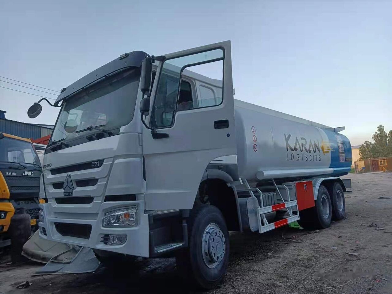 Sinotruk HOWO 6*4 Fuel Tank Truck - شاحنة صهريج: صورة 1 Sinotruk HOWO 6*4 Fuel Tank Truck - شاحنة صهريج: صورة 1