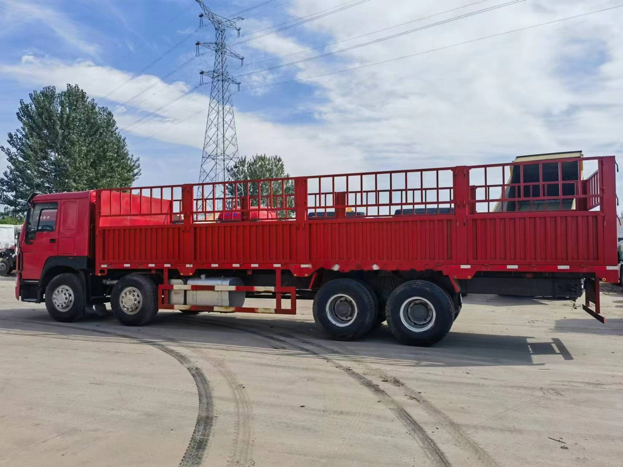 Sinotruk HOWO 8*4 Fence Truck - شاحنة قلابة صغيرة: صورة 1 Sinotruk HOWO 8*4 Fence Truck - شاحنة قلابة صغيرة: صورة 1