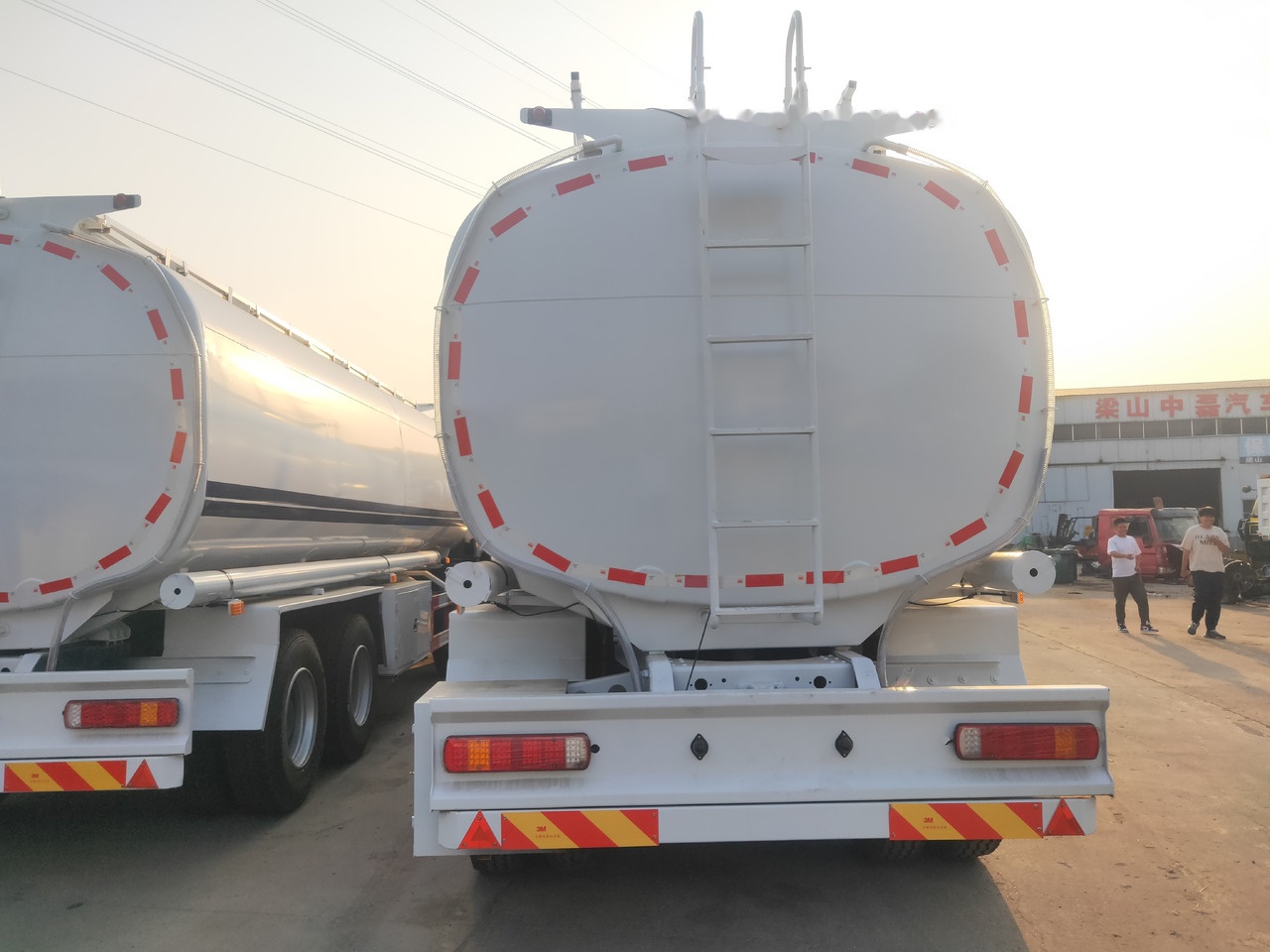 شاحنة صهريج Sinotruk HOWO 8*4 Tank truck: صورة 7