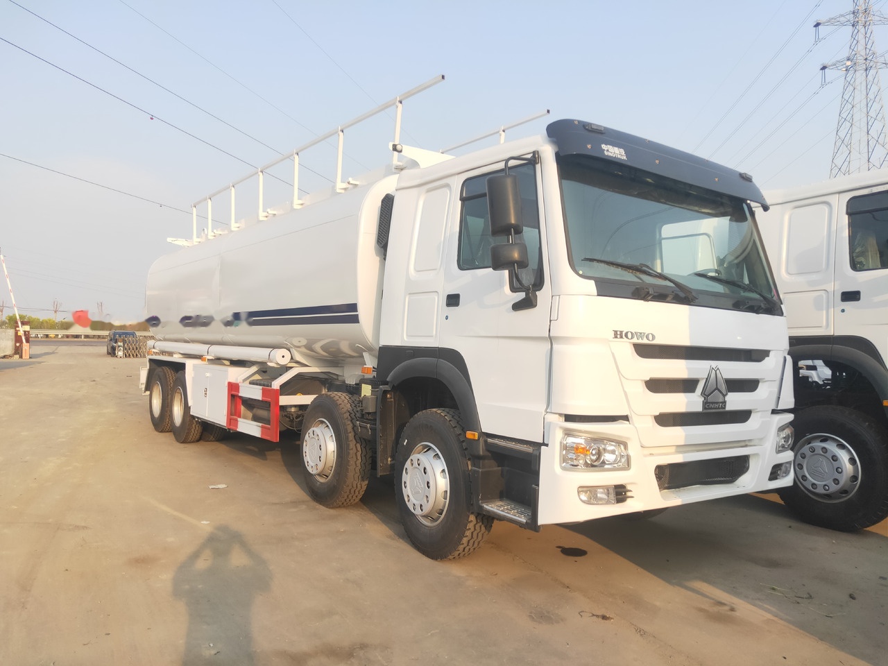 شاحنة صهريج Sinotruk HOWO 8*4 Tank truck: صورة 13