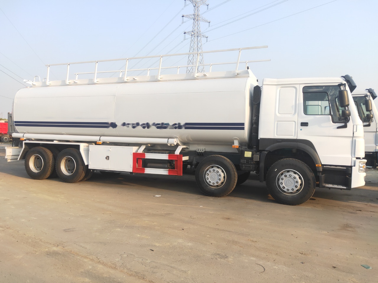 شاحنة صهريج Sinotruk HOWO 8*4 Tank truck: صورة 12