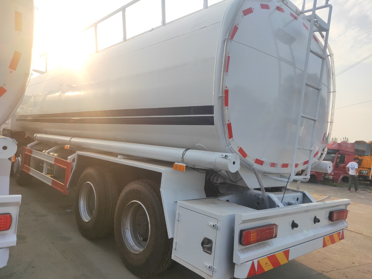 شاحنة صهريج Sinotruk HOWO 8*4 Tank truck: صورة 11