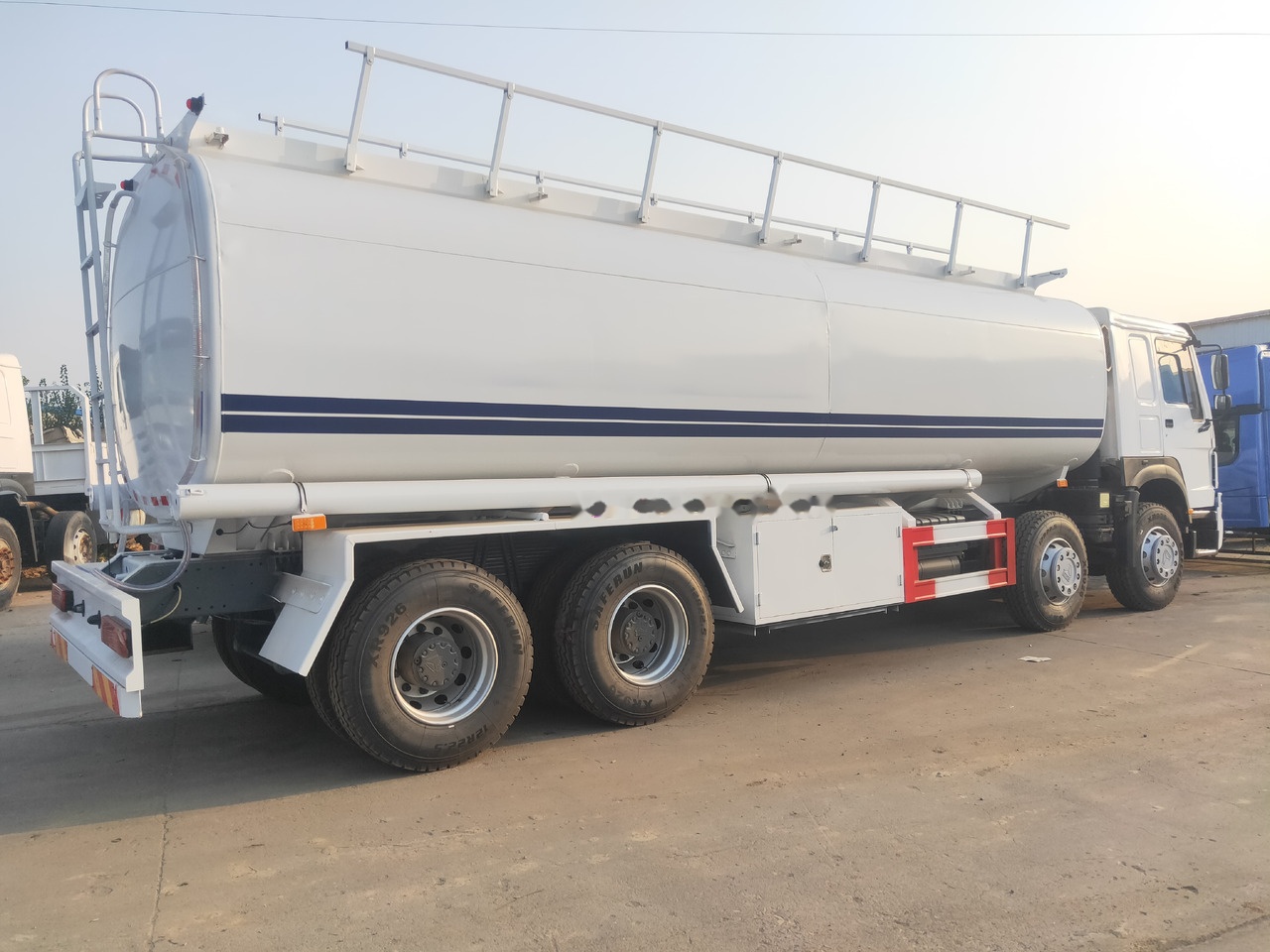 شاحنة صهريج Sinotruk HOWO 8*4 Tank truck: صورة 6