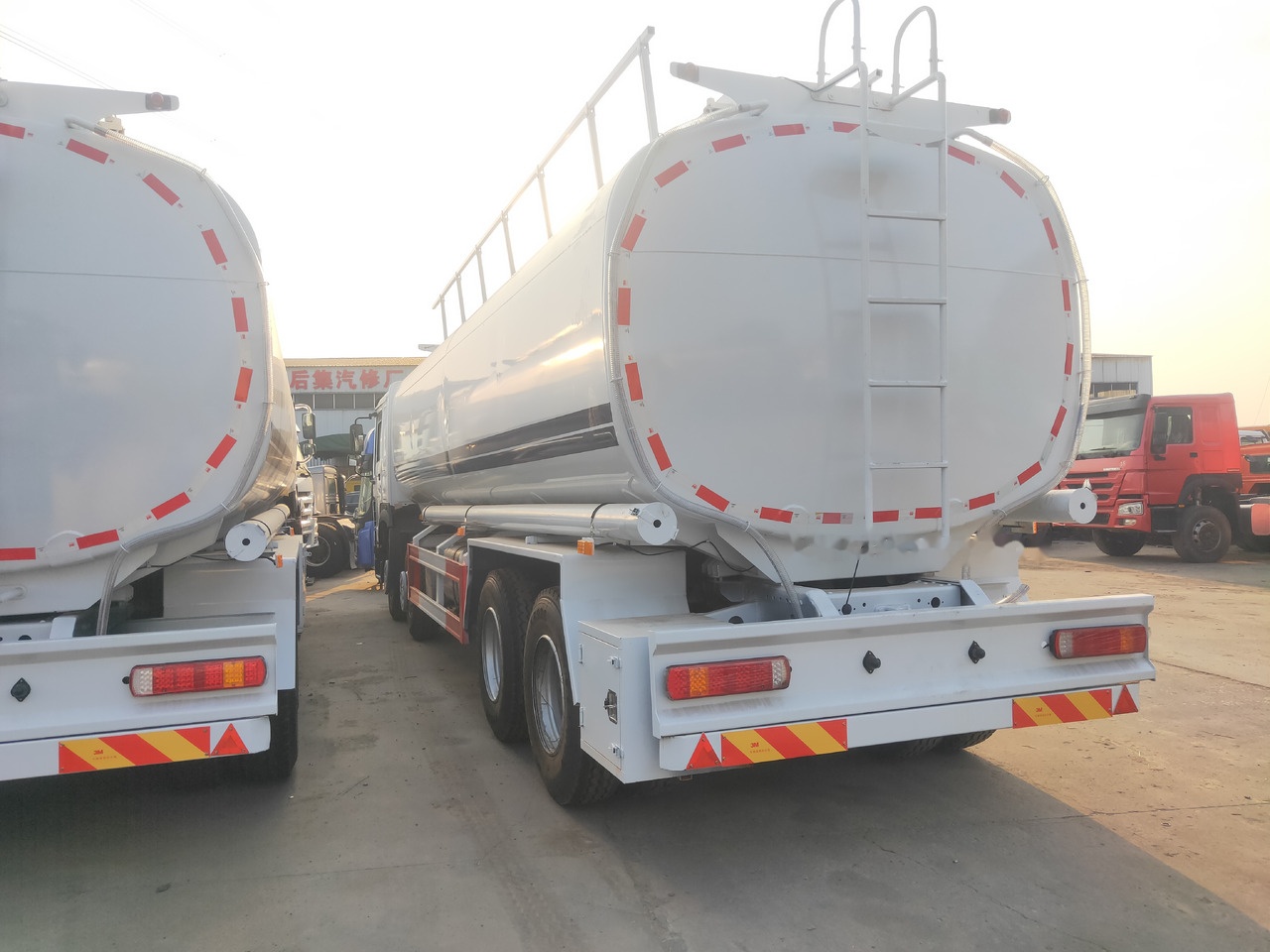 شاحنة صهريج Sinotruk HOWO 8*4 Tank truck: صورة 8