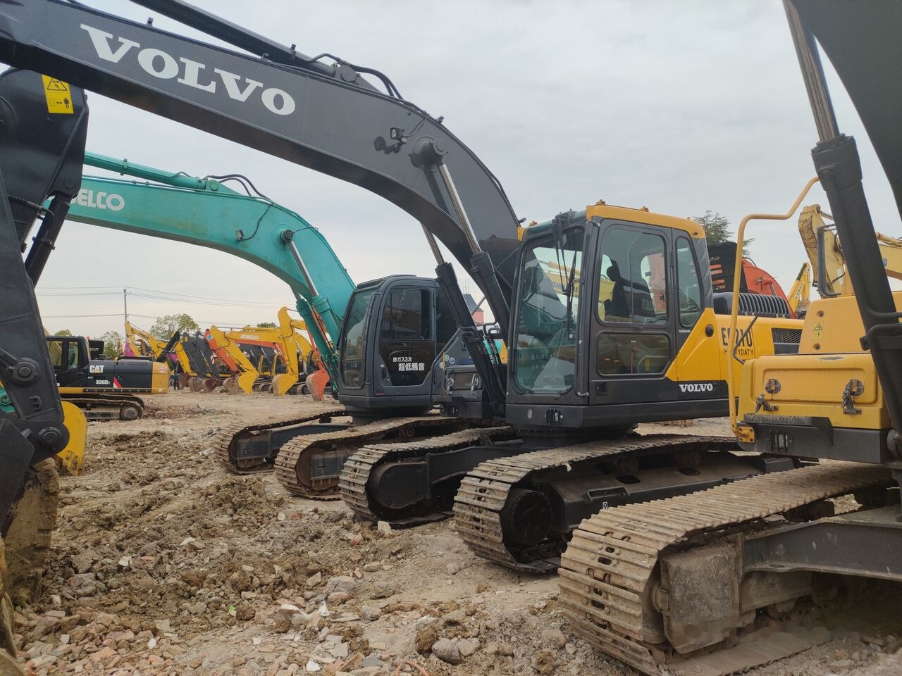 Volvo EC210B - حفار زحاف: صورة 1 Volvo EC210B - حفار زحاف: صورة 1