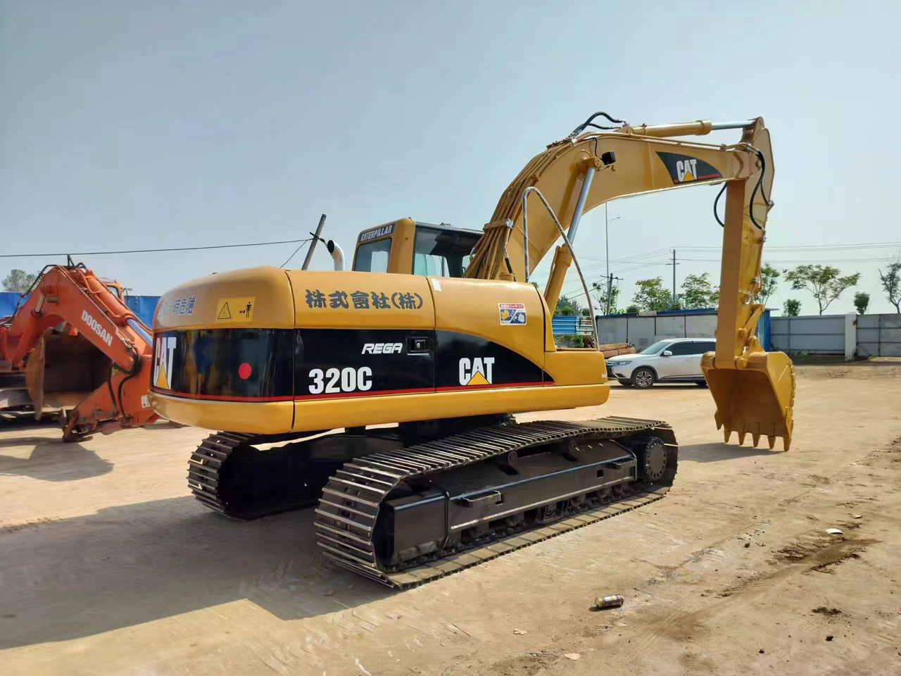 Caterpillar 320C - حفار زحاف: صورة 1 Caterpillar 320C - حفار زحاف: صورة 1