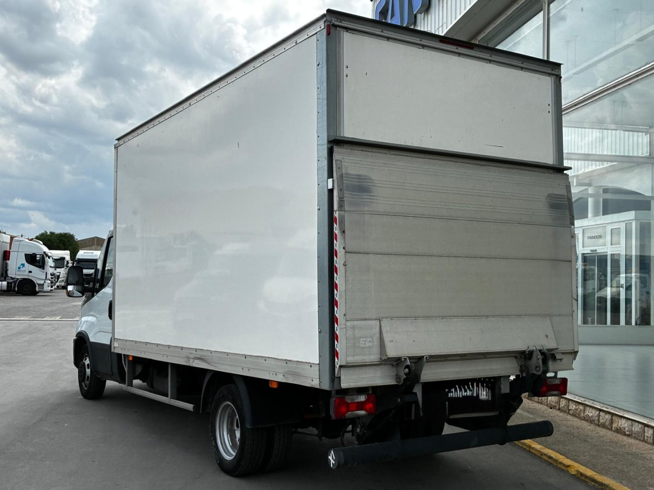 Caja cerrada IVECO 35C16 20m3 - شاحنة مغلقة الصندوق: صورة 4 Caja cerrada IVECO 35C16 20m3 - شاحنة مغلقة الصندوق: صورة 4