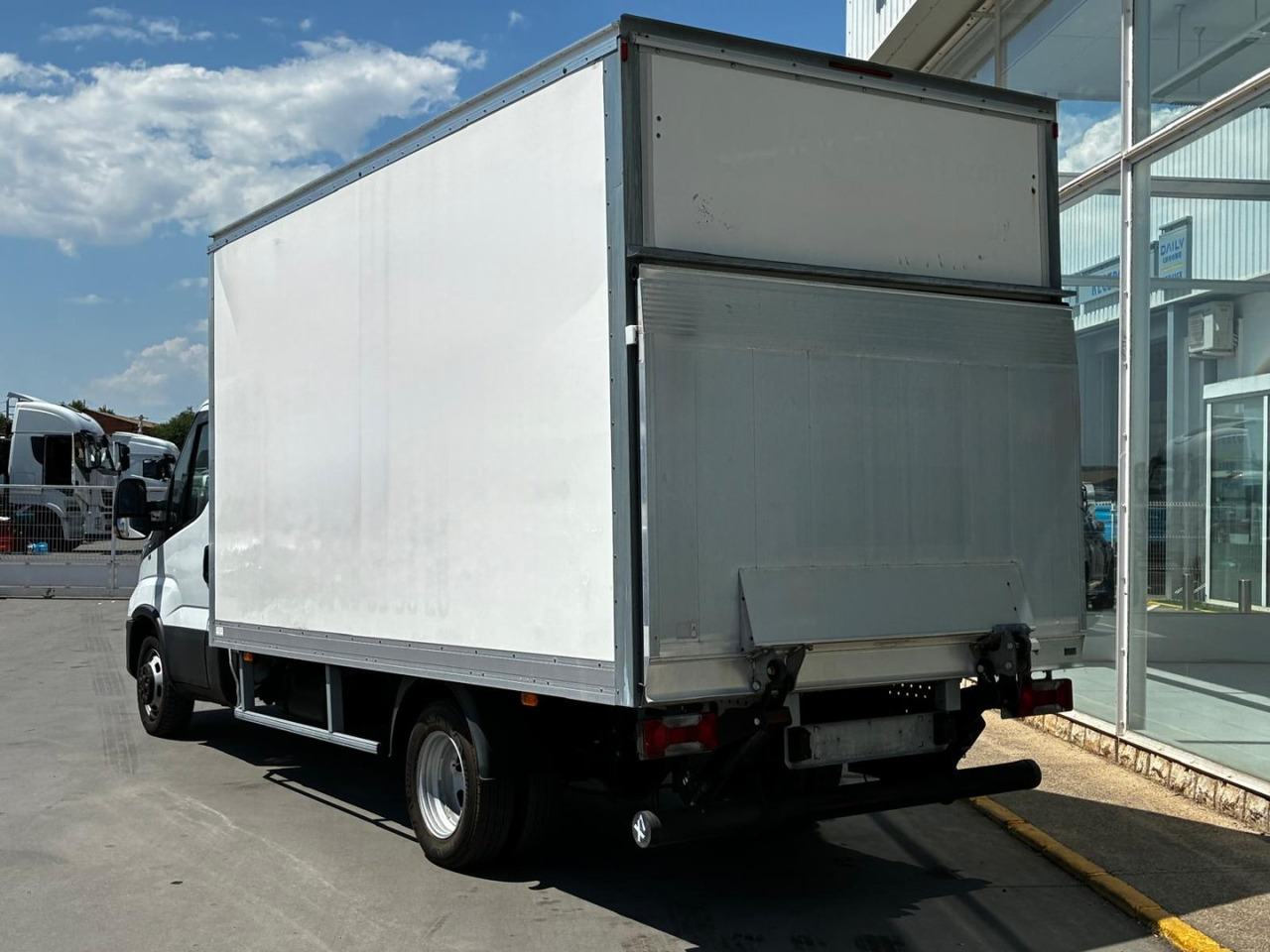 Caja cerrada IVECO 35C16 20m3 - شاحنة مغلقة الصندوق: صورة 4 Caja cerrada IVECO 35C16 20m3 - شاحنة مغلقة الصندوق: صورة 4
