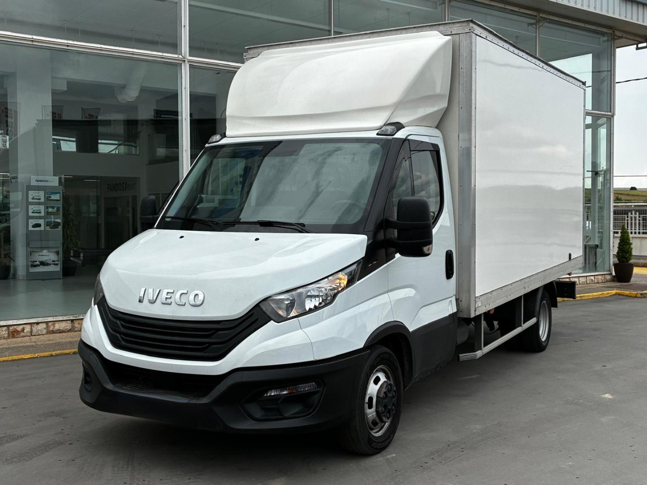 Caja cerrada IVECO 35C16 3.0 20m3 - شاحنة مغلقة الصندوق: صورة 1 Caja cerrada IVECO 35C16 3.0 20m3 - شاحنة مغلقة الصندوق: صورة 1
