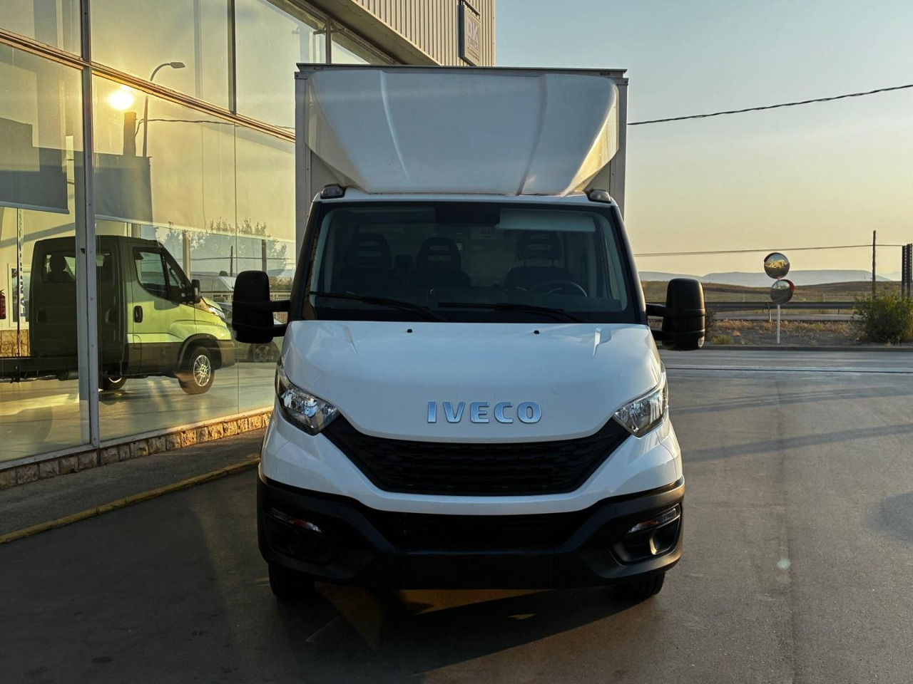 Caja cerrada IVECO 35C16 3.0 20m3 - شاحنة مغلقة الصندوق: صورة 2 Caja cerrada IVECO 35C16 3.0 20m3 - شاحنة مغلقة الصندوق: صورة 2