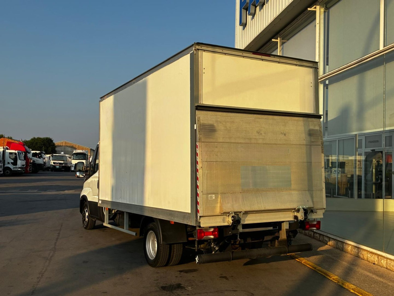 Caja cerrada IVECO 35C16 3.0 20m3 - شاحنة مغلقة الصندوق: صورة 4 Caja cerrada IVECO 35C16 3.0 20m3 - شاحنة مغلقة الصندوق: صورة 4