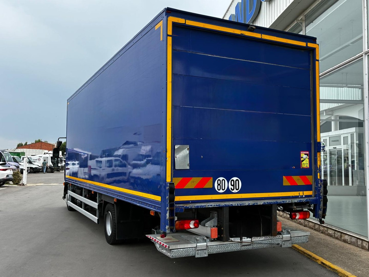 Caja cerrada Renault D120-210 - شاحنة مقفلة: صورة 4 Caja cerrada Renault D120-210 - شاحنة مقفلة: صورة 4
