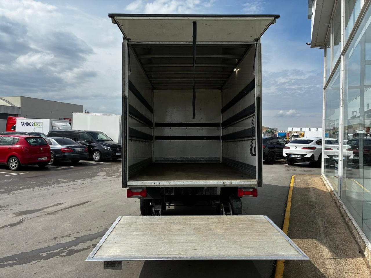Caja cerrada con plataforma elevadora IVECO 35C16 20m3 Automática - شاحنة مغلقة الصندوق: صورة 5 Caja cerrada con plataforma elevadora IVECO 35C16 20m3 Automática - شاحنة مغلقة الصندوق: صورة 5