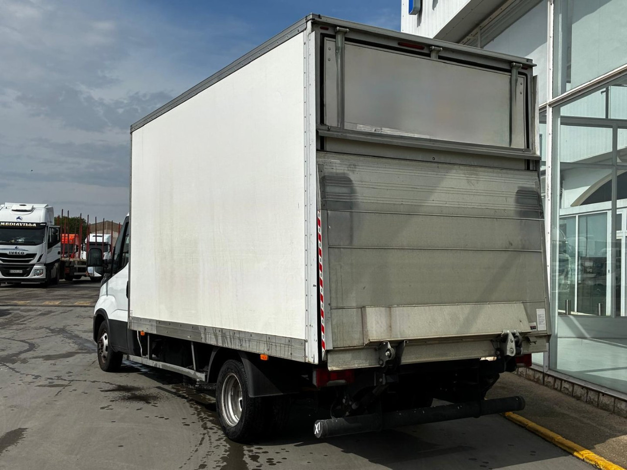 Caja cerrada con plataforma elevadora IVECO 35C16 20m3 Automática - شاحنة مغلقة الصندوق: صورة 4 Caja cerrada con plataforma elevadora IVECO 35C16 20m3 Automática - شاحنة مغلقة الصندوق: صورة 4