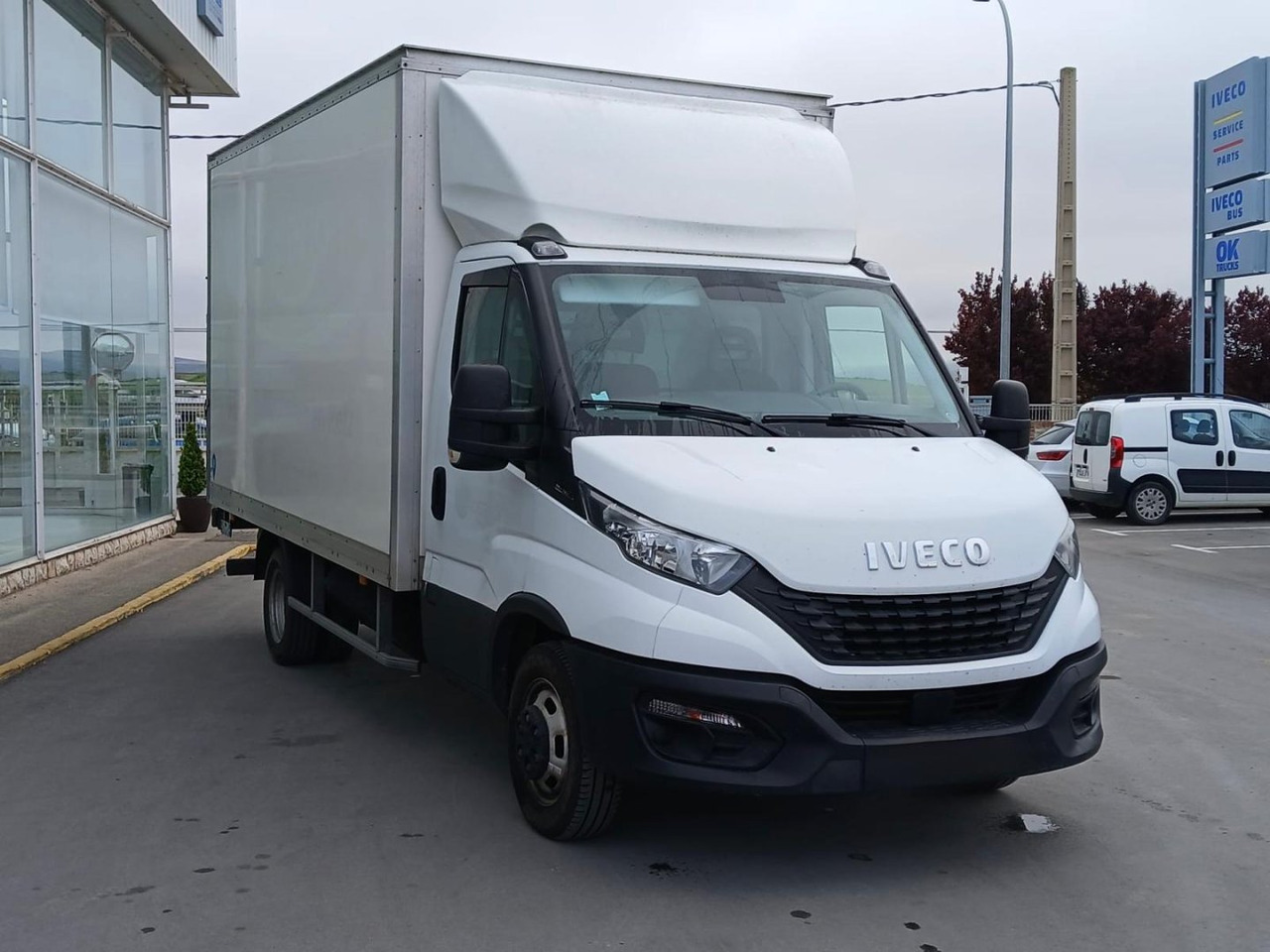 Caja cerrada con plataforma elevadora IVECO 35C16 20m3 - شاحنة مغلقة الصندوق: صورة 3 Caja cerrada con plataforma elevadora IVECO 35C16 20m3 - شاحنة مغلقة الصندوق: صورة 3